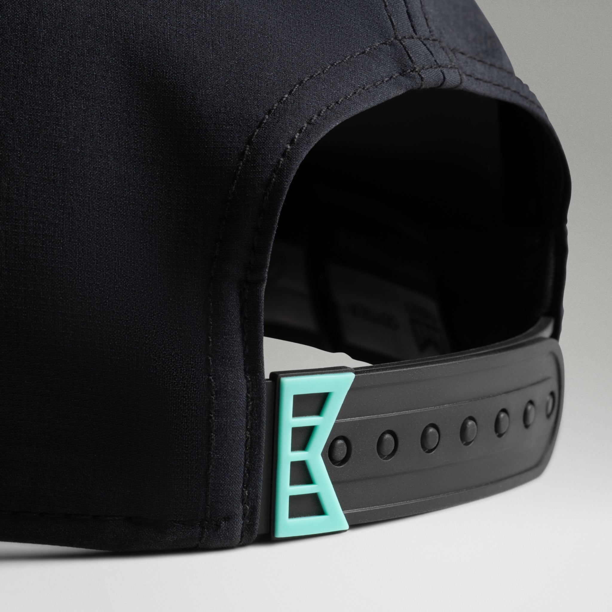 The lifestyle image of the melin Split Fit Odysea W.I.N. Hydro hat in black